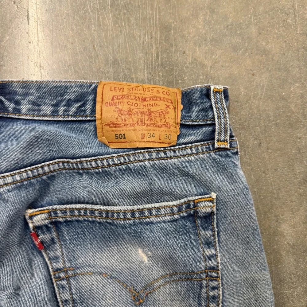 Vintage Levis 501 USA Mens 34x30 Medium Wash Button Fly Straight Leg Denim Jeans